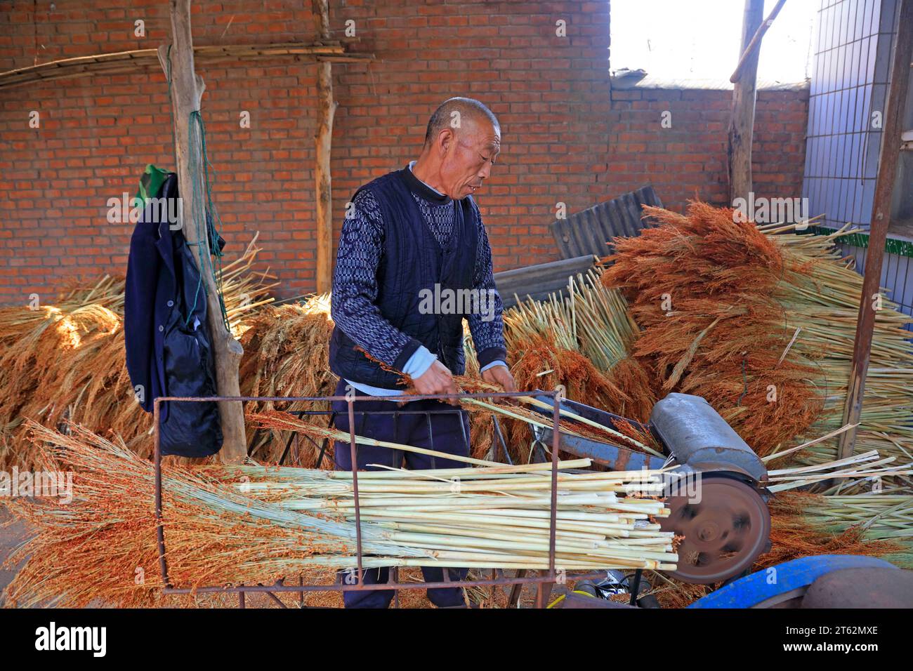 Chinese straw factory worker hi-res stock photography and images - Alamy