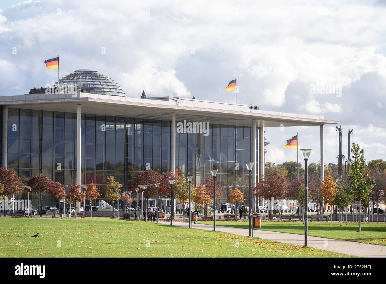 Blick auf das Paul-Löbe-Haus und die Reichtstagskuppel im Hintergrund im Berliner Regierungsviertel im Herbst 2023 Blick auf das Paul-Löbe-Haus und die Reichtstagskuppel im Hintergrund im Berliner Regierungsviertel im Herbst 2023, Berlin Berlin Deutschland Regierungsviertel *** View of the Paul Löbe House and the Reichstag dome in the background in Berlins government district in the fall of 2023 View of the Paul Löbe House and the Reichstag dome in the background in Berlins government district in the fall of 2023, Berlin Berlin Germany government district Credit: Imago/Alamy Live News Stock Photo