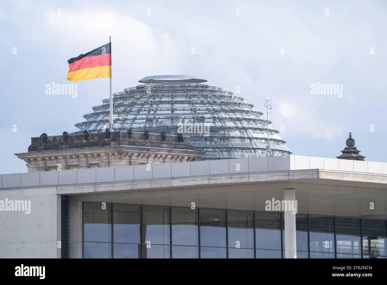 Blick auf das Paul-Löbe-Haus und die Reichtstagskuppel im Hintergrund im Berliner Regierungsviertel im Herbst 2023 Blick auf das Paul-Löbe-Haus und die Reichtstagskuppel im Hintergrund im Berliner Regierungsviertel im Herbst 2023, Berlin Berlin Deutschland Regierungsviertel *** View of the Paul Löbe House and the Reichstag dome in the background in Berlins government district in the fall of 2023 View of the Paul Löbe House and the Reichstag dome in the background in Berlins government district in the fall of 2023, Berlin Berlin Germany government district Credit: Imago/Alamy Live News Stock Photo