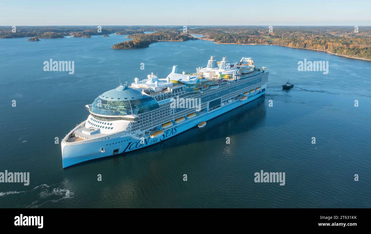world-s-largest-cruise-ship-icon-of-the-seas-during-second-sea-trials