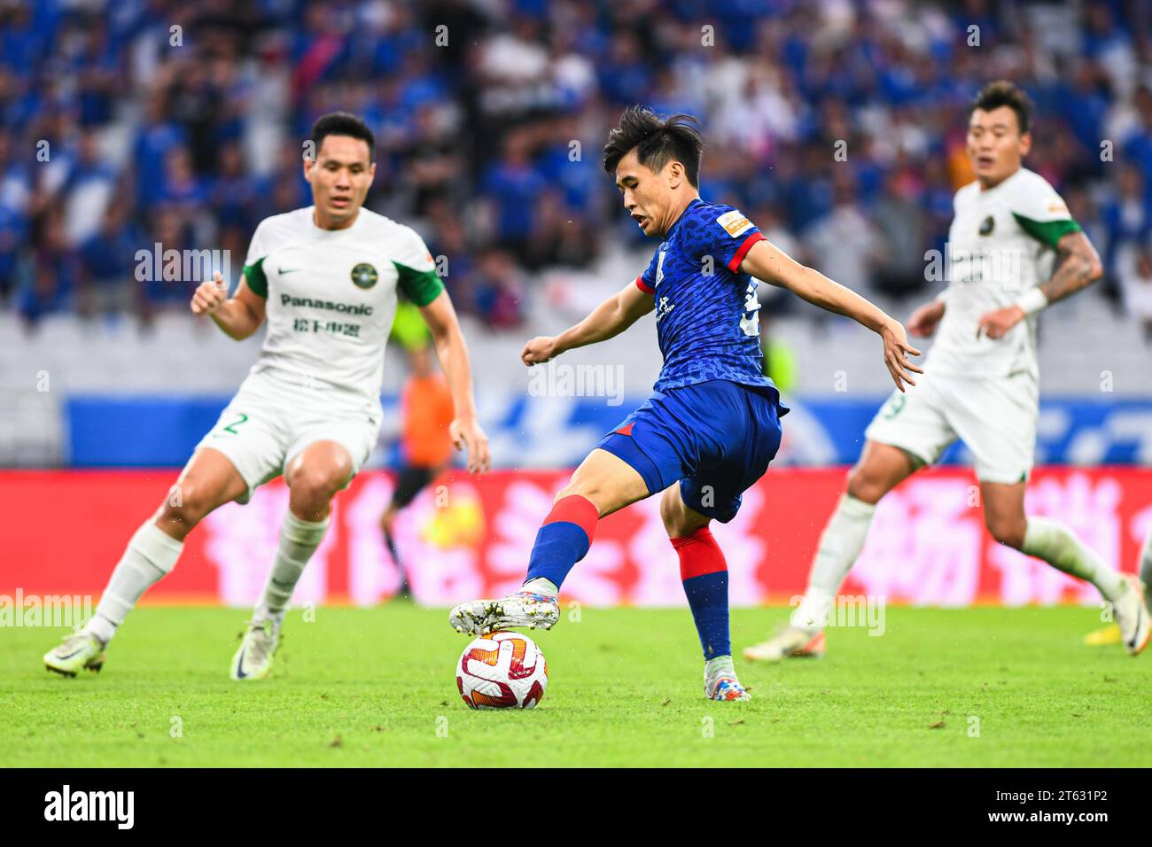 Zhejiang Professional Football Club defeated Shanghai Shenhua Football ...