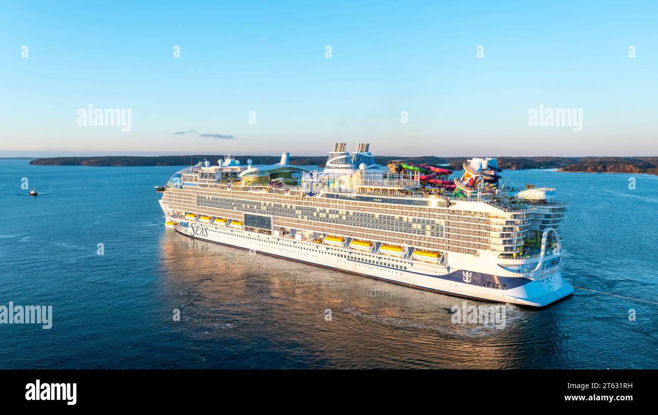 World's largest cruise ship ICON OF THE SEAS during second sea trials ...