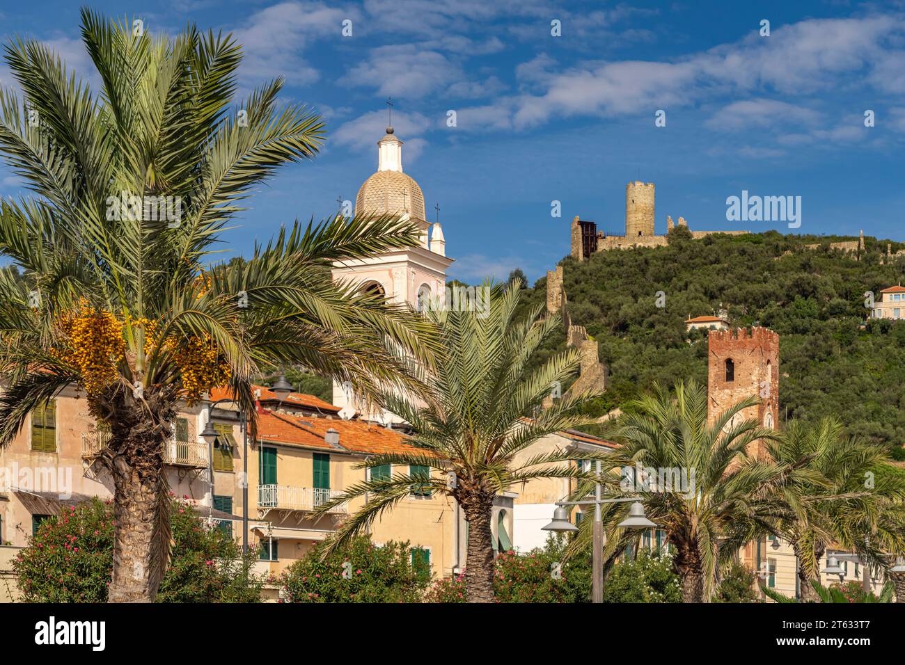 Palmen der Uferpromenade Kathedrale und Burg in Noli, Riviera di Ponente, Ligurien, Italien, Europa |  Palm trees at the Seafront promenade, Cathedral Stock Photo