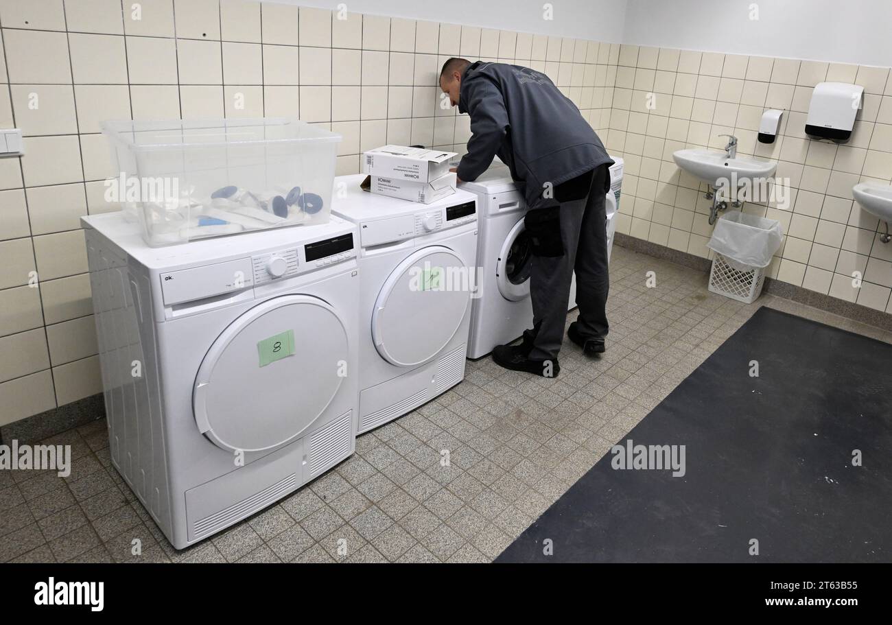 Krefeld, Germany. 08th Nov, 2023. Employees of the city of Krefeld are