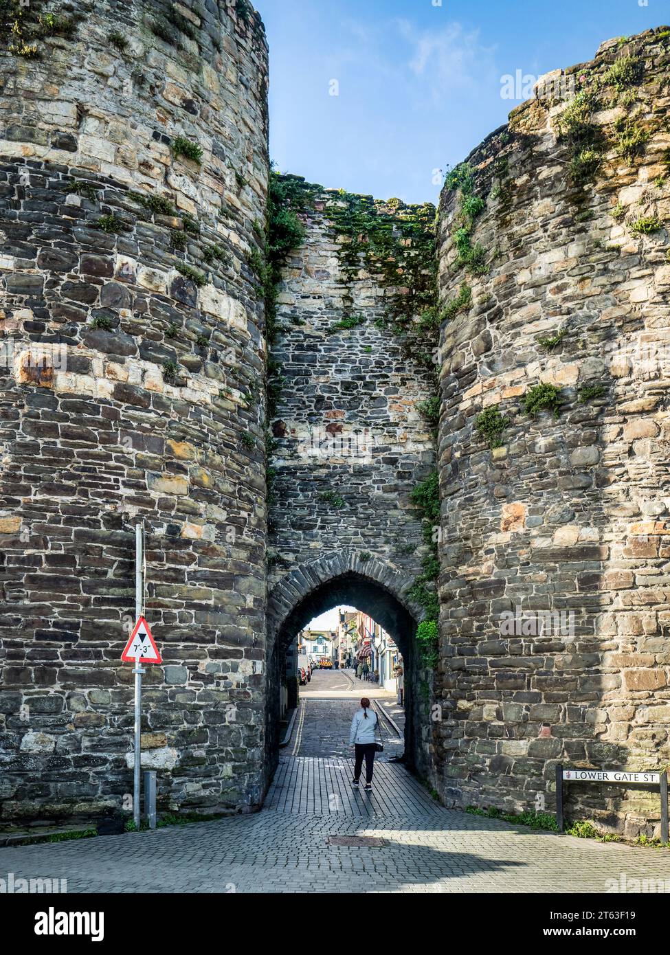 29 September 2023: Conwy, North Wales - The Lower Gate in the town walls of Conwy, North Wales, leading out to the riverside quay. Stock Photo