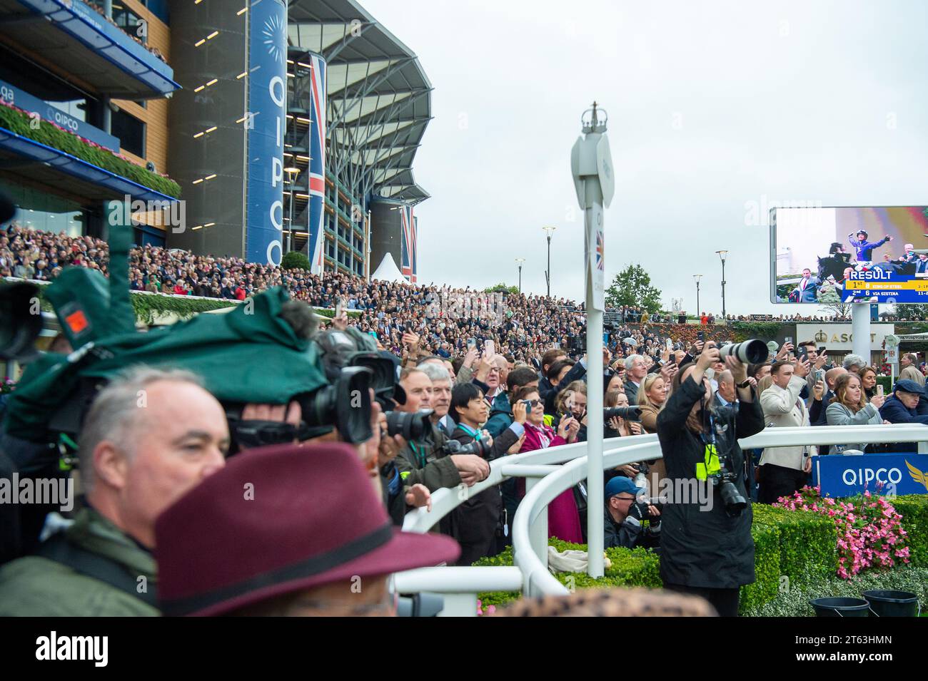 Ascot, Berkshire, UK. 21st October 2023. Crowds, photographers and ...