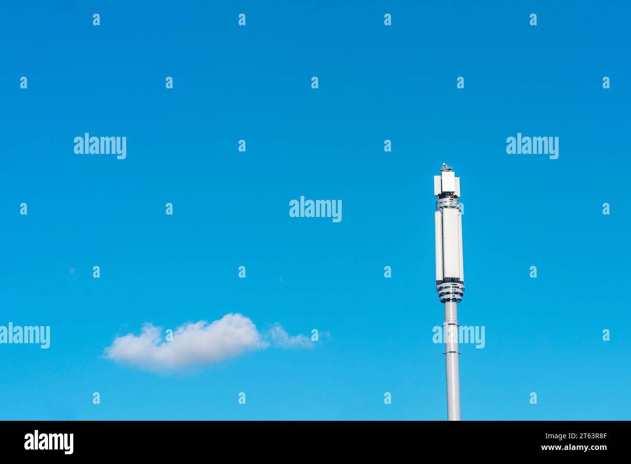Panel antenna of GSM DCS UMTS LTE bands and radio unit as part of