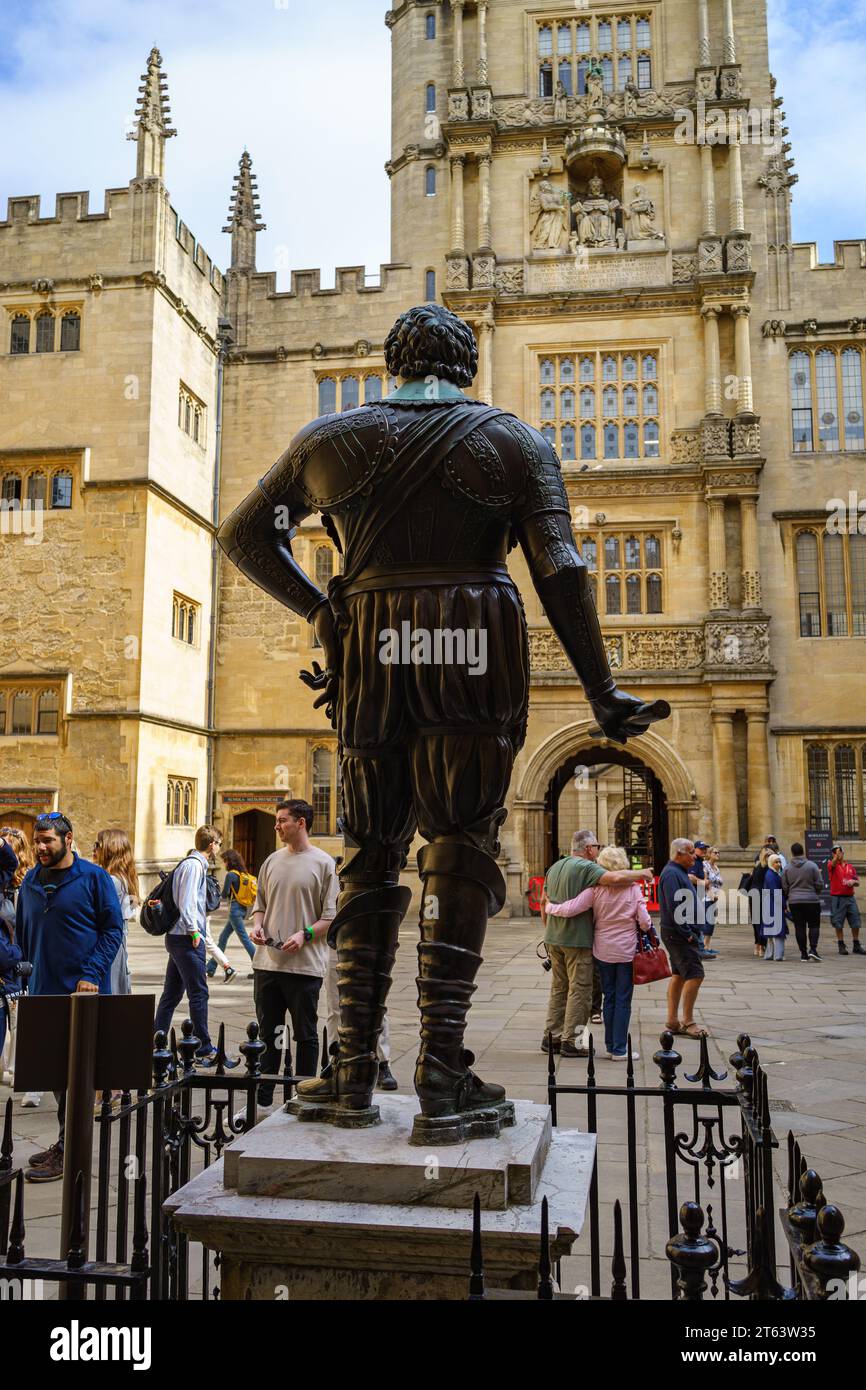 statue of the William Herbert, Earl of Pembroke looking across from the Divinity School to the Bodleian Library, Oxford, England, UK Stock Photo