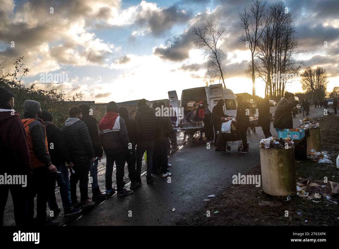 Michael Bunel/Le Pictorium - November 2016, Evacuation of the Calais 'Jungle - 29/11/2021 - France/Haut de France/? Loon Plage ? - Distribution of food by the Refugee community kitchen association. Following the evacuation of the Grande Synthe camp on November 16, a new camp, mainly made up of Kurdish exiles, has been set up near Grande Synthe. November 29, 2021. Loon Plage. France. November 2016, the 'jungle' of Calais, the largest shantytown in Europe, was evacuated. Five years later, the exiles on the road to Great Britain are still there and camps are regularly created betw Stock Photo