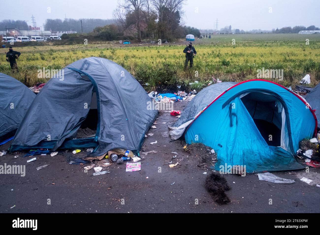 Michael Bunel/Le Pictorium - November 2016, Evacuation of the Calais 'Jungle - 16/11/2021 - France/Haut de France/Grande Synthe - The Dunkirk camp is cordoned off by the forces of law and order. Journalists on site this morning announced to the refugees that the camp was to be dismantled. The prefecture had promised to inform the exiles and associations 48 hours in advance. November 16, 2021. Grande Synthe. November 2016, the 'jungle' of Calais, the largest shantytown in Europe, was evacuated. Five years later, the exiles on the road to Great Britain are still there and camps a Stock Photo
