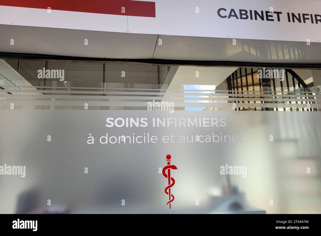 Toulon, France. 06th Nov, 2023. A caduceus in the window of a freelance