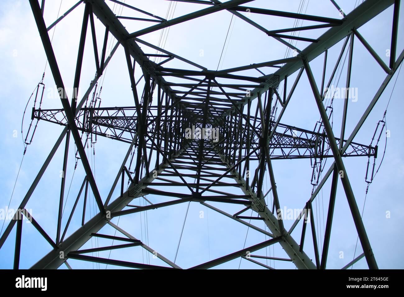Beeindruckendes Foto eines großen Strommastes Stock Photo