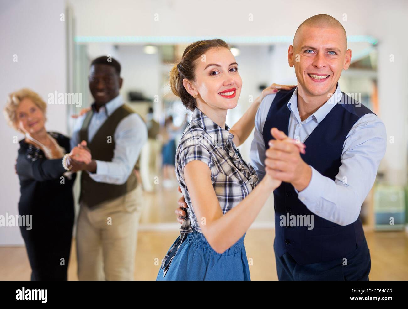 Positive dancing pair dance hi-res stock photography and images - Alamy