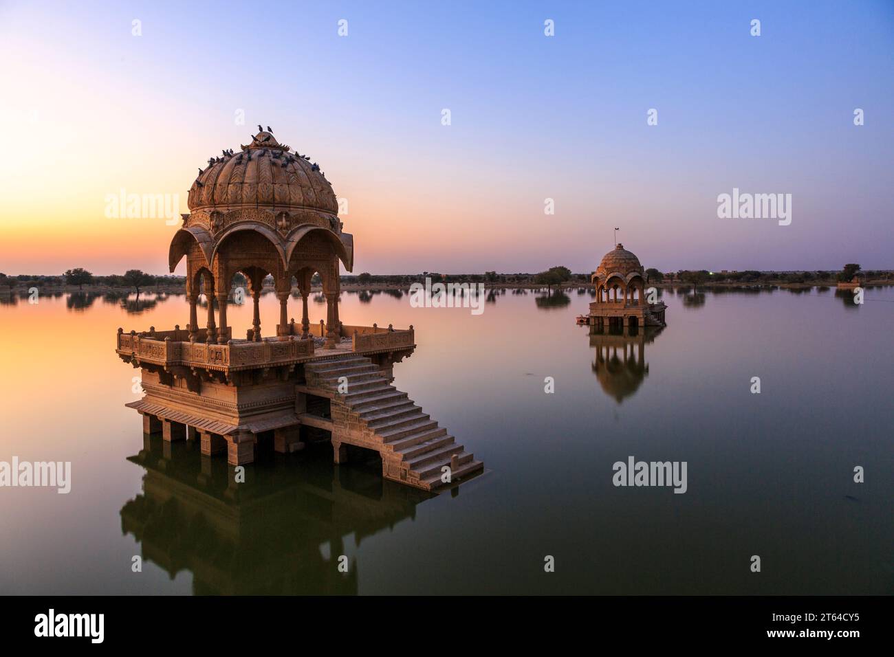 Sonnenaufgang am Garisar See (Gadi Sagar oder auch Gadisar), Jaisalmer, Rajasthan, Indien Stock Photo