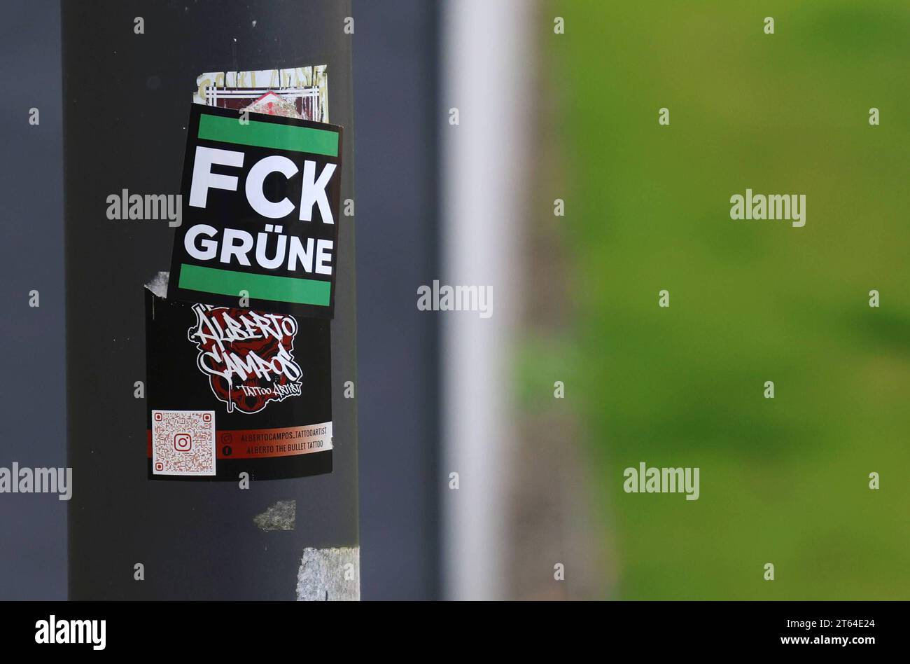 Suhl 30.10.2023, Suhl, Aufkleber mit der Aufschrift FCK Gruene *** Suhl 30  10 2023, Suhl, sticker with the inscription FCK Gruene Stock Photo - Alamy
