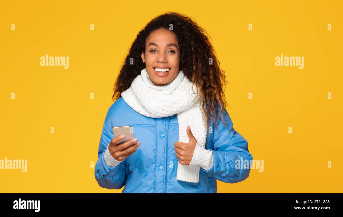 Happy black lady wireless hi-res stock photography and images - Alamy