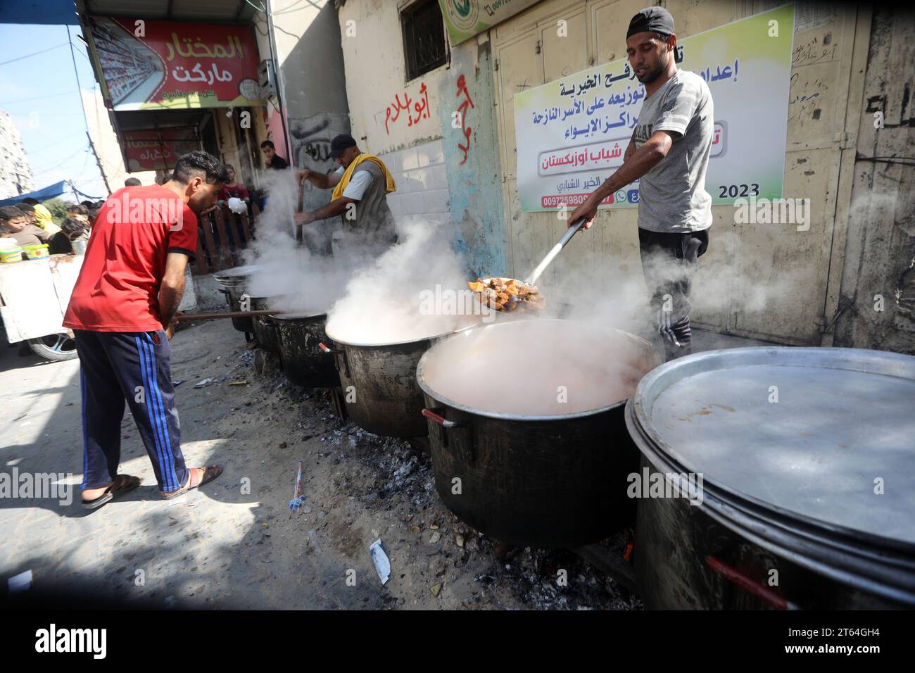 Gaza Kitchen Gaza, Gaza. 08th Nov, 2023. Palestinian men prepare food at a make ...