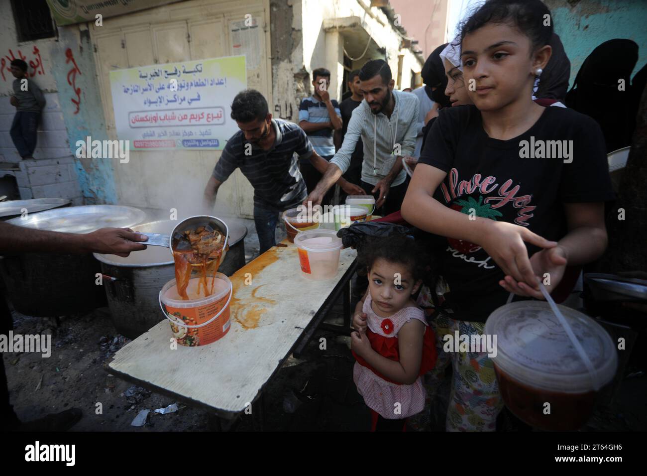 Gaza Kitchen Gaza, Gaza. 08th Nov, 2023. Palestinians receive Portion of Food at a ...