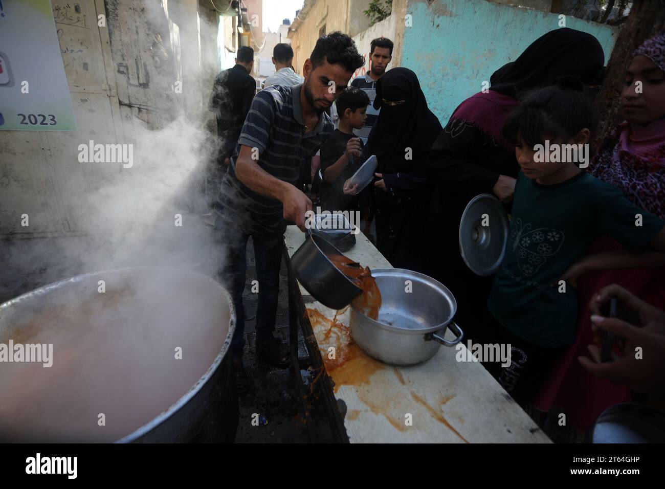 Gaza Kitchen Gaza, Gaza. 08th Nov, 2023. Palestinian receive Portion of Food at a ...