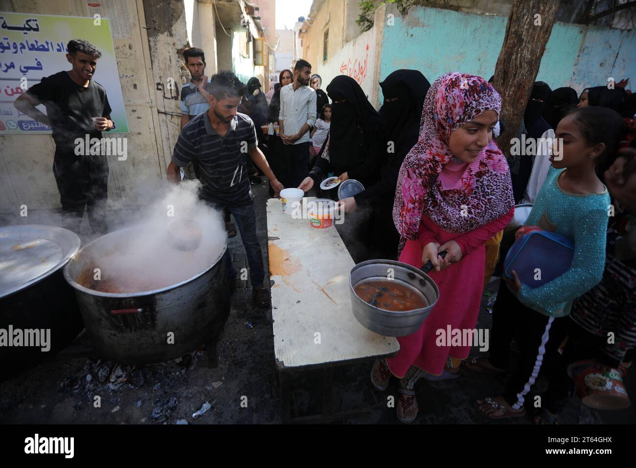 Gaza Kitchen Gaza, Gaza. 08th Nov, 2023. Palestinian receive Portion of Food at a ...