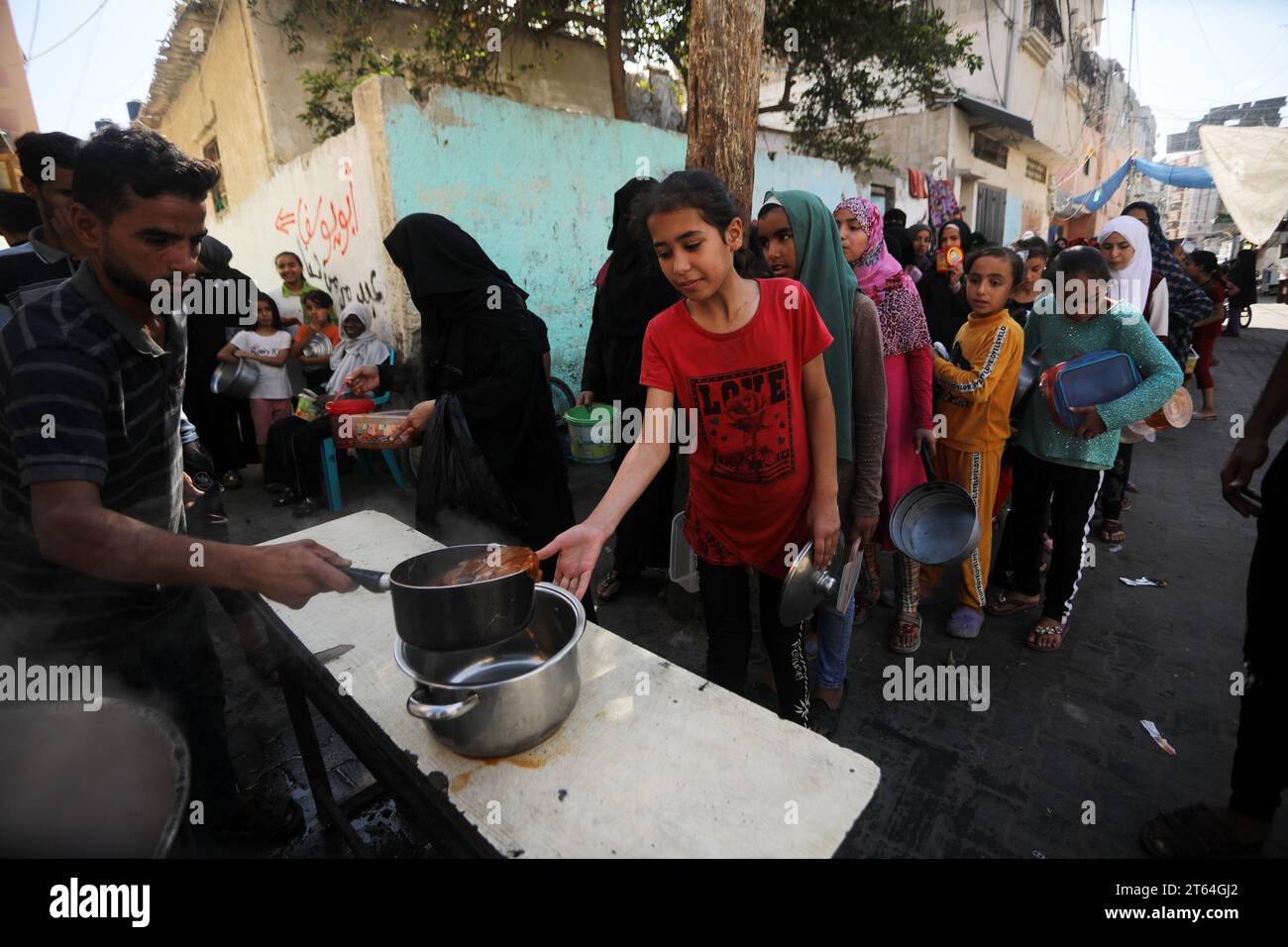 Gaza Kitchen Gaza, Gaza. 08th Nov, 2023. Palestinian receive Portion of Food at a ...