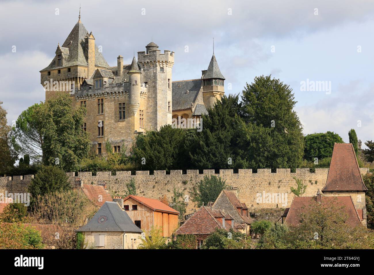 Château and village of Montfort in Périgord Noir near Sarlat. Montfort Castle overlooks the Dordogne River. History, architecture and tourism. Monfort Stock Photo