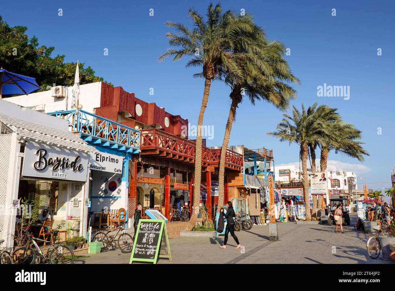 Straßenszene, Restaurants, Geschäfte, Masbat, Lighthouse Road, Dahab, Sinai, Ägypten Stock Photo