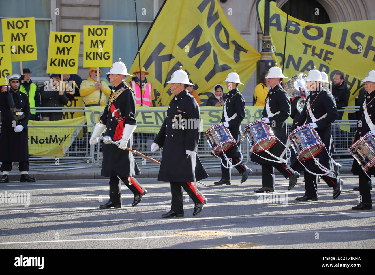 London, UK. 7th November 2023. First State Opening of the Parliament for King Charles III since his coronation. A military marching band on Whitehall passing anti-monarchist protesters with banners and placards. Stock Photo