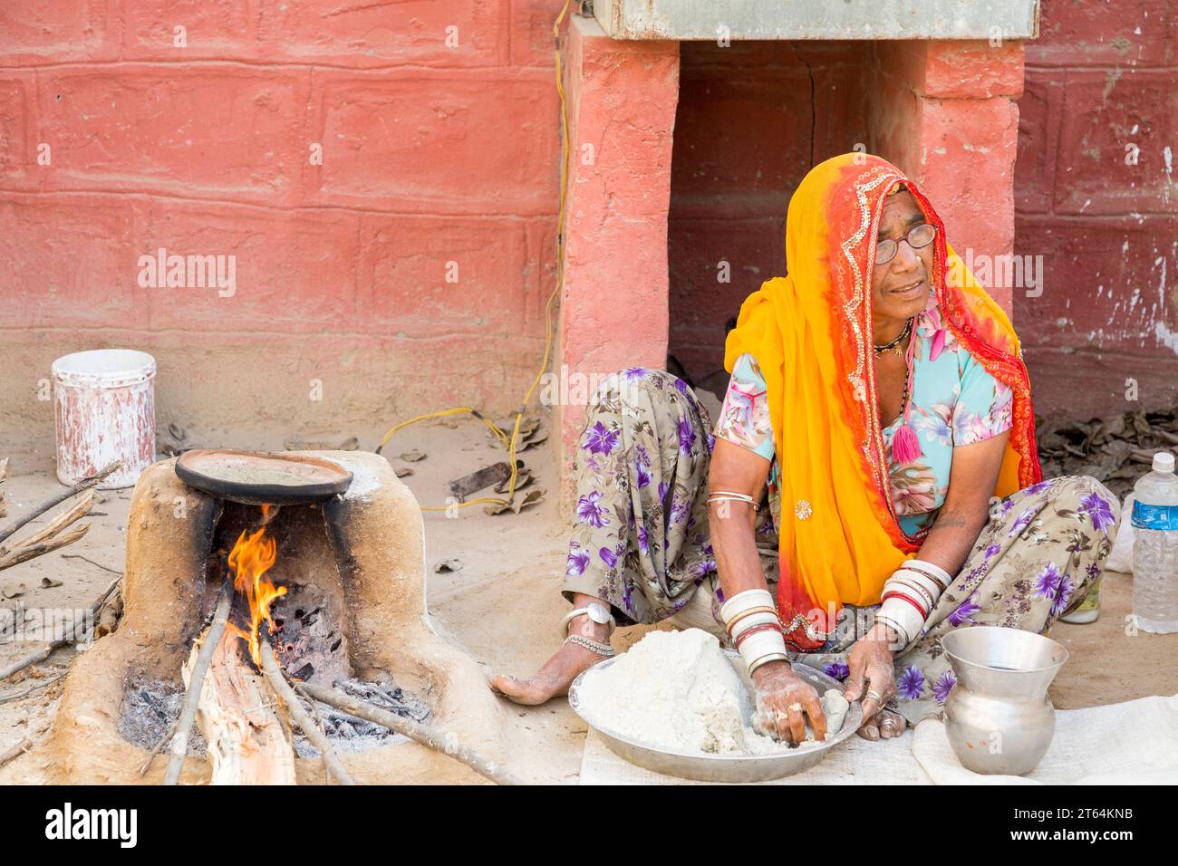 Chapati (Roti) Fladenbrot produktion, in der Nähe von Jodhpur, Rajasthan, Indien Stock Photo