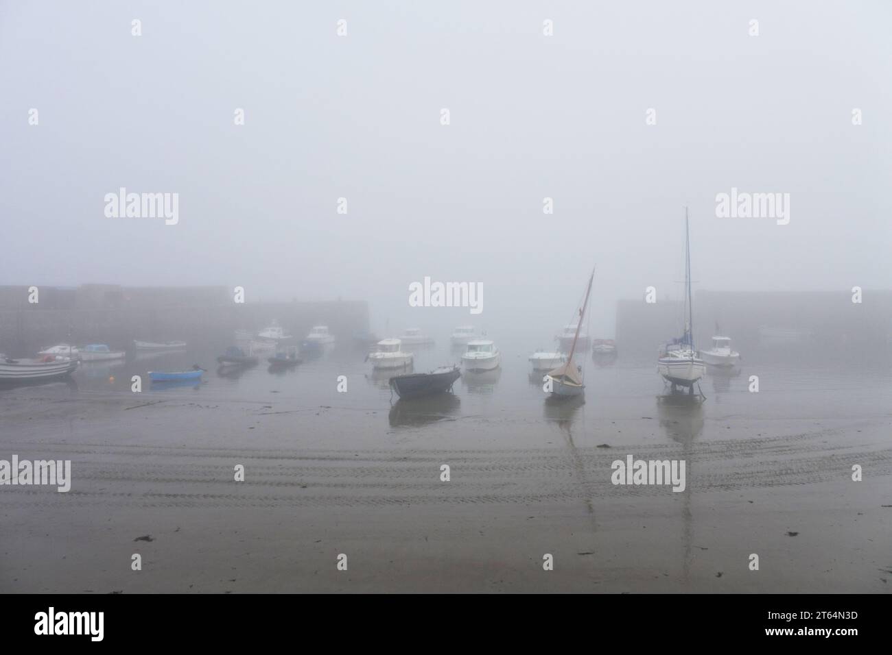 Foggy conditions at the harbour of St. Michael's Mount, Cornwall, UK - John Gollop Stock Photo