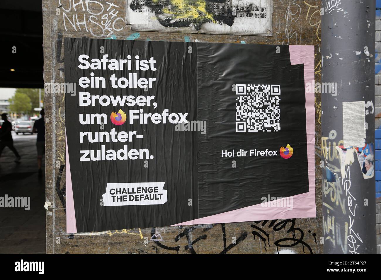 Safari ist ein toller Browser, um Firefox herunterzuladen. Plakat am Zoologischen Garten in Berlin am 22.09.2023 *** Safari is a great browser to download Firefox Poster at the Zoological Garden in Berlin on 22 09 2023 Stock Photo