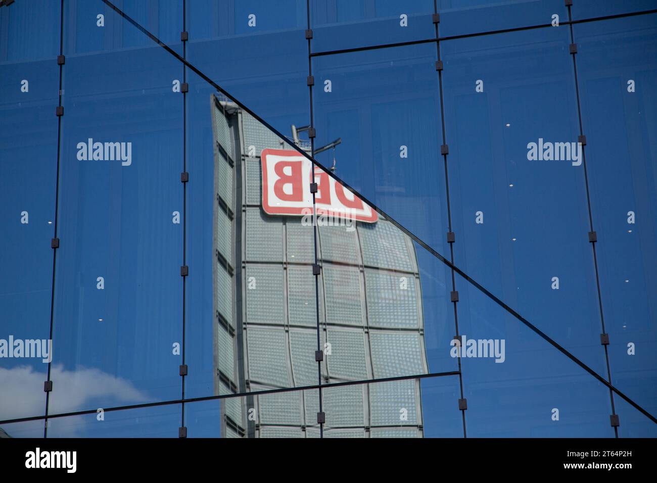 Abstrakte Darstellung des Deutschen Bahn Logos in einer Spiegelung ...