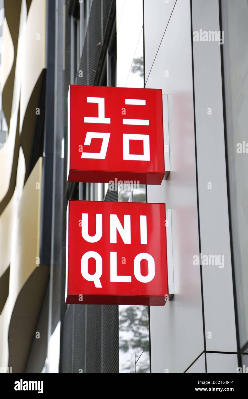 UNIQLO Markenlogo an einem Store in Berlin *** UNIQLO brand logo on a ...