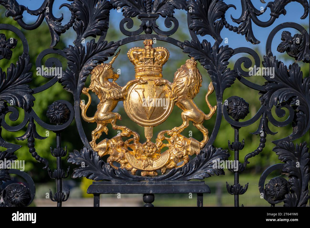 Golden coat of arms with unicorn and lion, Royal Botanic Gardens (Kew Gardens), UNESCO World Heritage Site, Kew, Greater London, England, Great Stock Photo