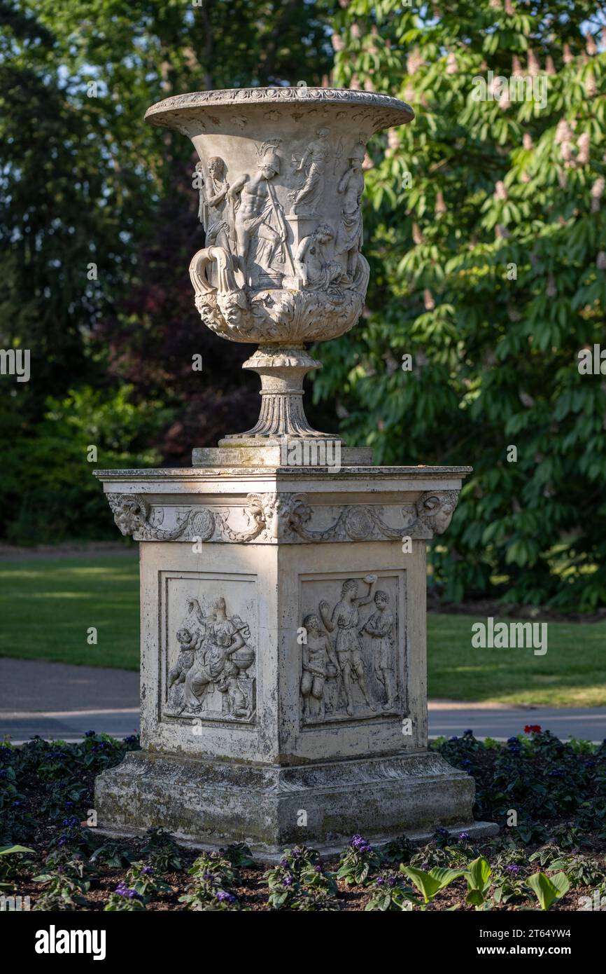 Stone vase with antique decoration on a pedestal, Royal Botanic Gardens (Kew Gardens), UNESCO World Heritage Site, Kew, Greater London, England Stock Photo