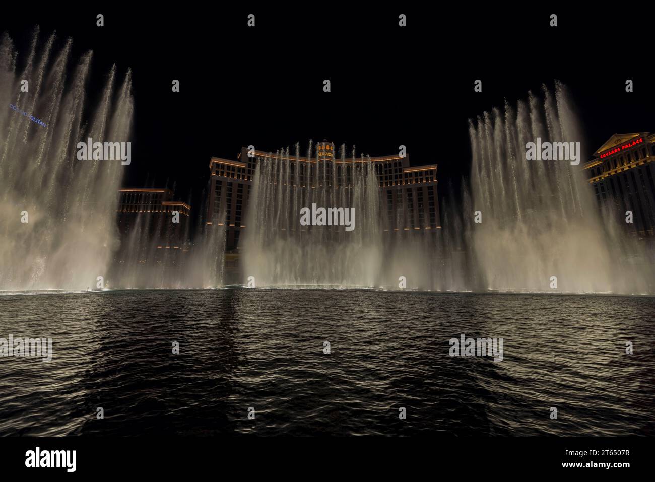 Stunning Las Vegas at night with Bellagio dancing fountains. Las Vegas ...