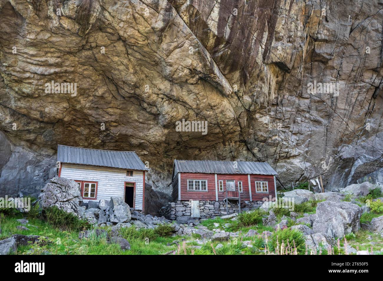 Helleren, houses under rock face, Jossingfjord, Sokndal, Rogaland, Norway Stock Photo