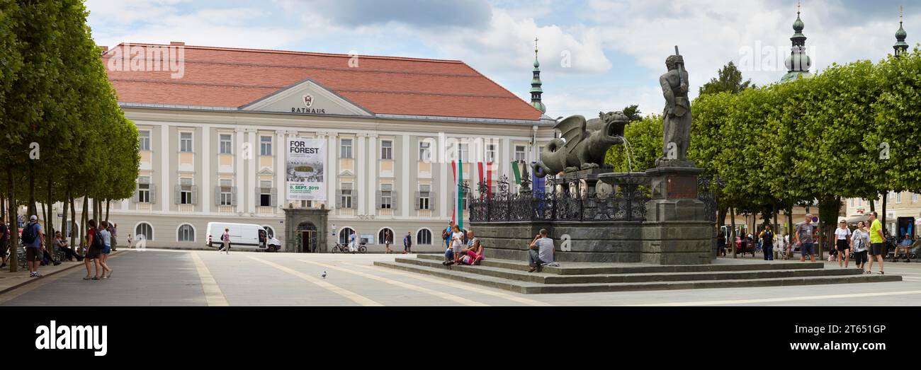 Lindwurmbrunnen and town hall, Neuer Platz, Kagenfurt, Carinthia, Austria Stock Photo