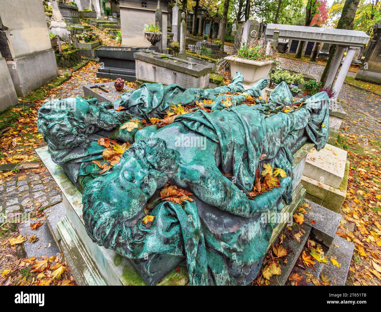 Graves and monument to balloonists Spinelli and Sivel (who died at 8,600 meters altitude) in the Père Lachaise cemetery, Paris 20, France. Stock Photo