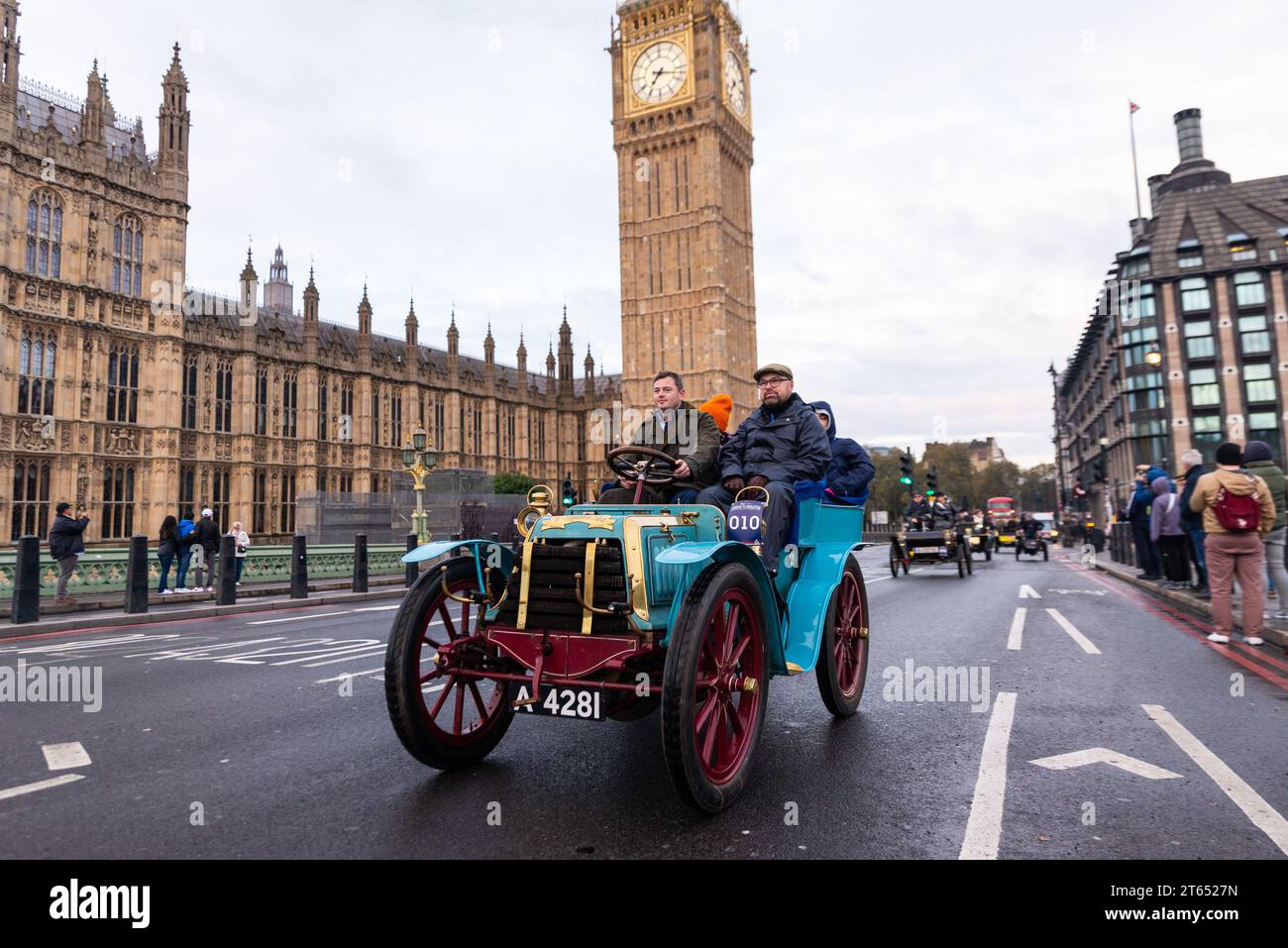 1901 Panhard-Levassor car participating in London to Brighton veteran car run, vintage motoring event passing through Westminster. Le Papillon Bleu Stock Photo
