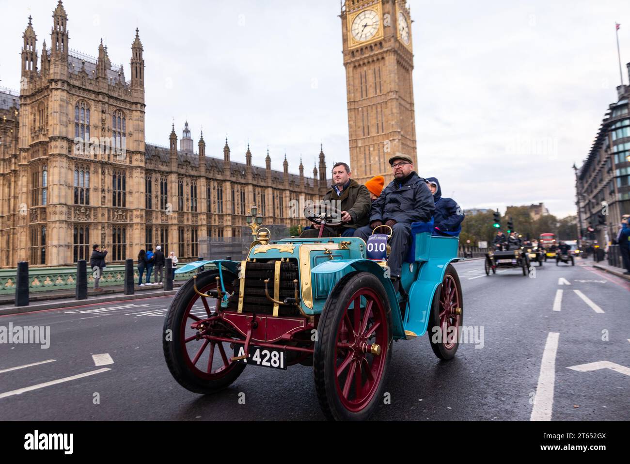 1901 Panhard-Levassor car participating in London to Brighton veteran car run, vintage motoring event passing through Westminster. Le Papillon Bleu Stock Photo