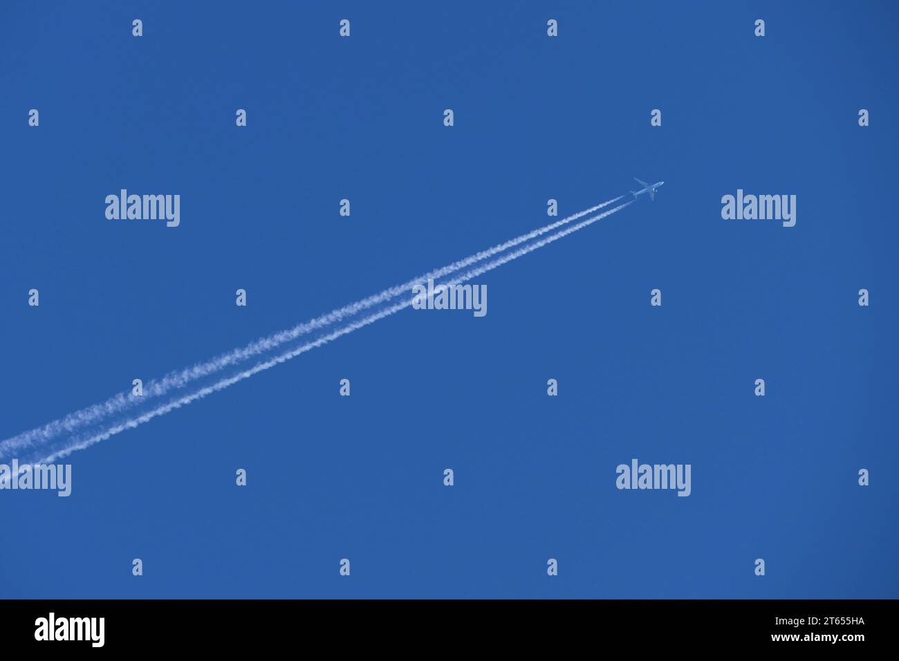 Airplane trails blue sky hi-res stock photography and images - Alamy