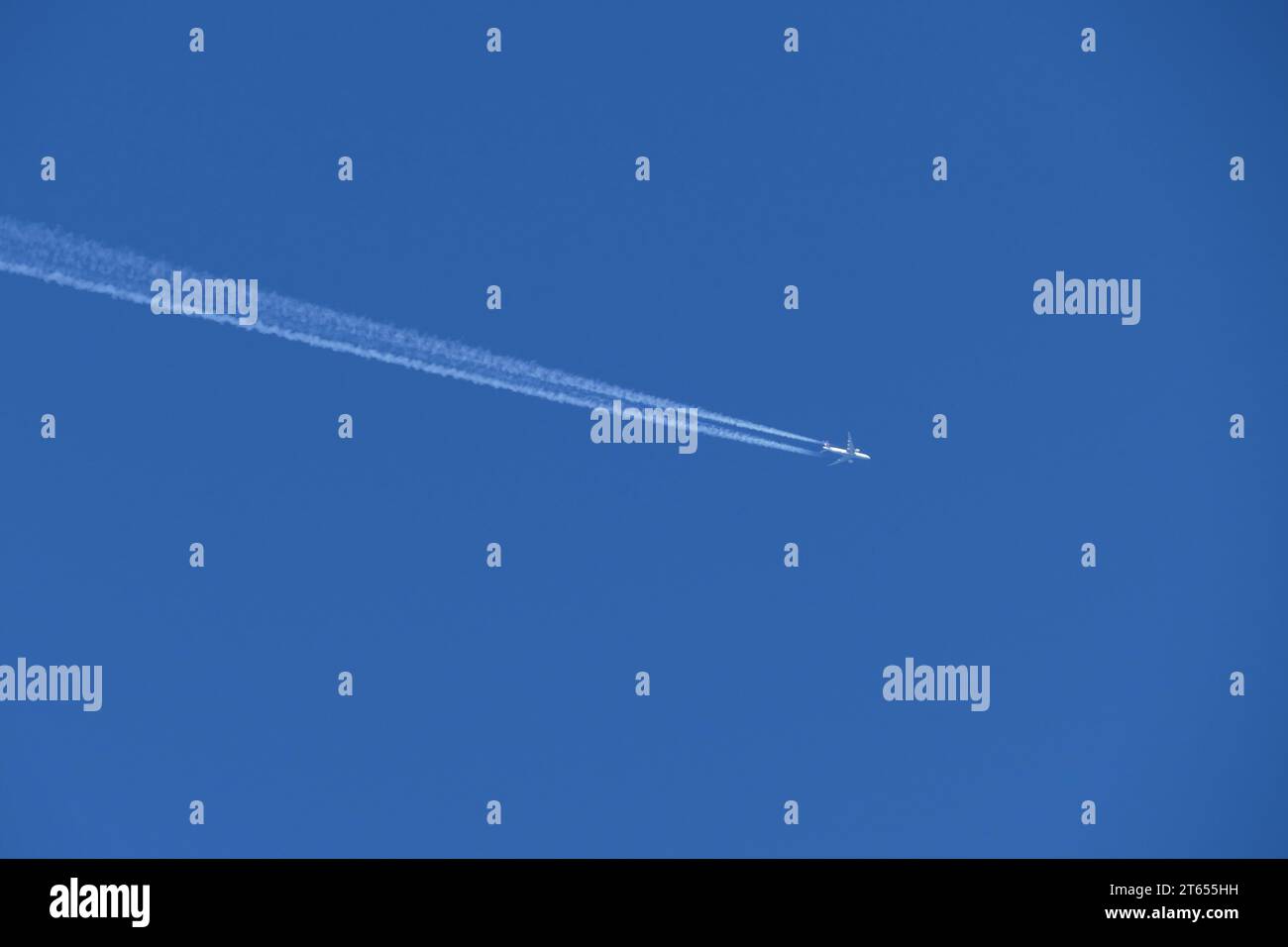 Airplane trails blue sky hi-res stock photography and images - Alamy