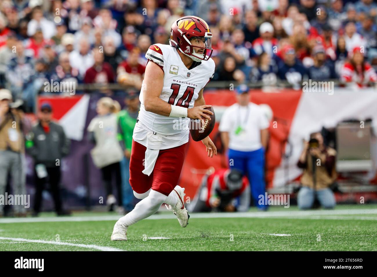 Washington Commanders quarterback Sam Howell (14) scrambles to make a ...