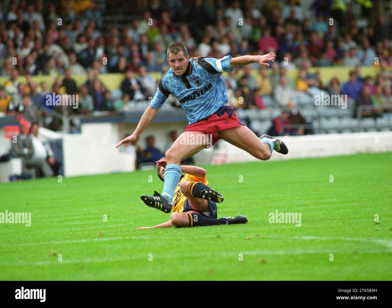OXFORD V WOLVES AT THE MANOR GROUND 29/8/92 Steve Bull shoots Stock Photo