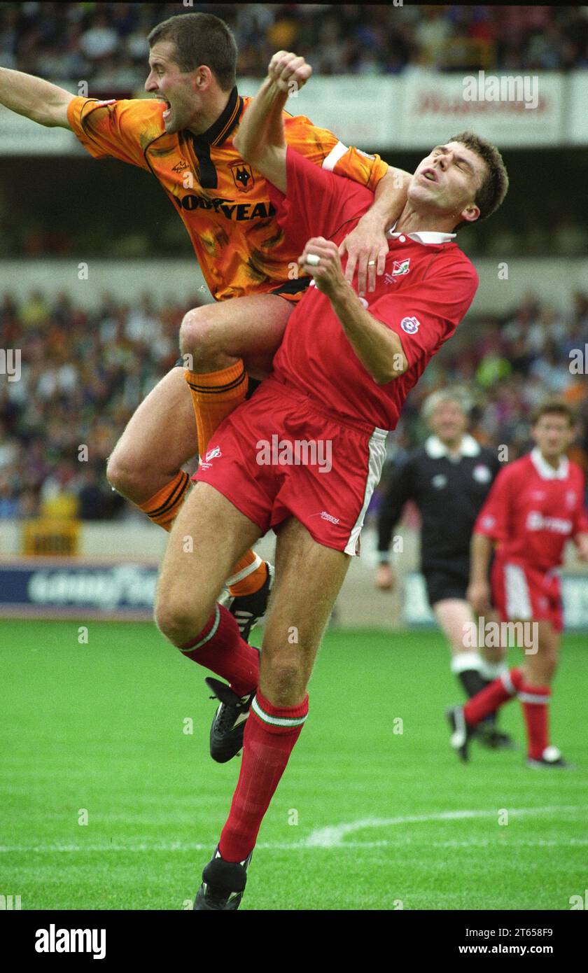 WOLVES V SWINDON AT MOLINEUX 22/8/92  2-2 Steve Bull Stock Photo