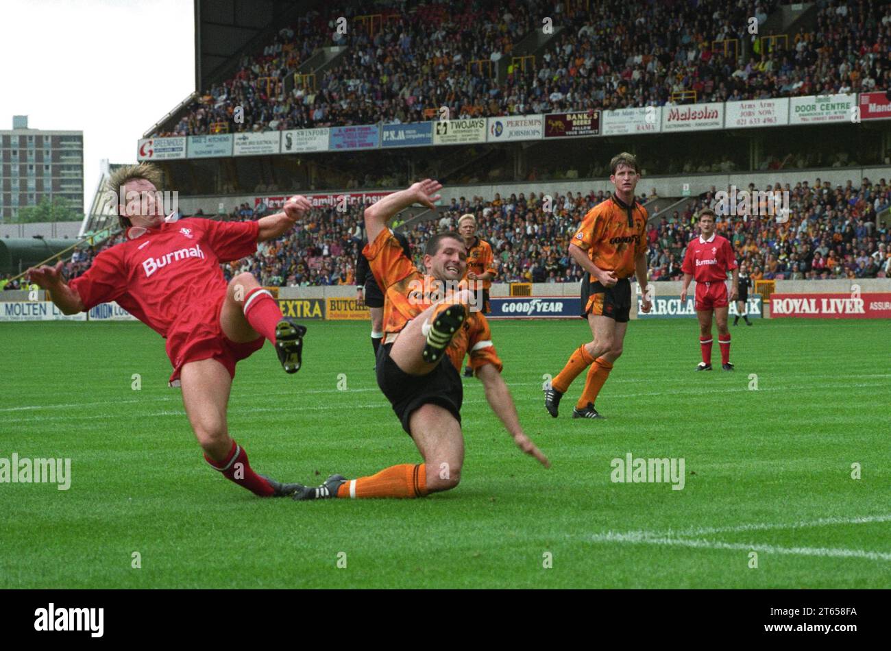 WOLVES V SWINDON TOWN AT MOLINEUX 22/8/92 2-2 Steve Bull and Swindons Paul Bodin Stock Photo