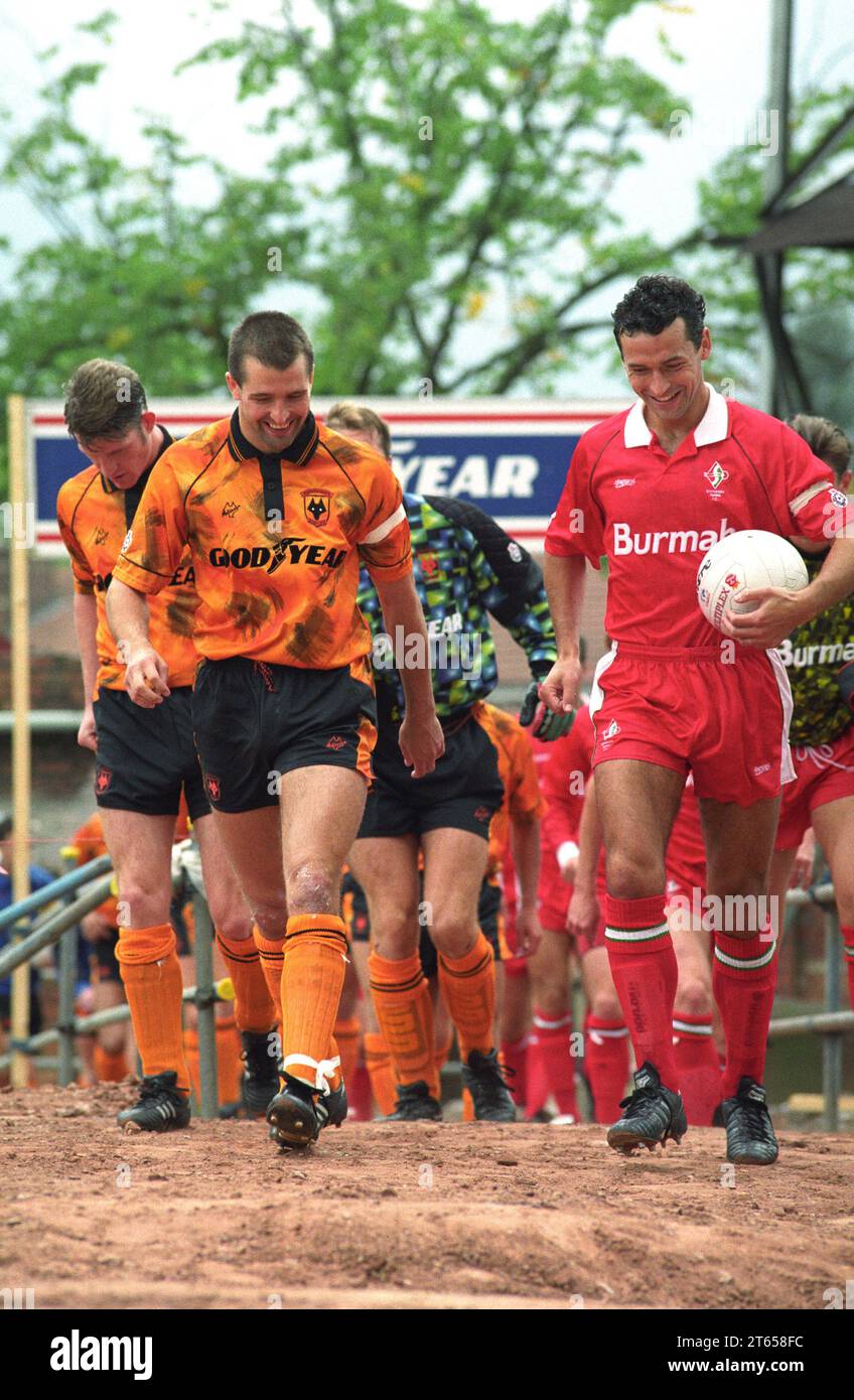 WOLVES V SWINDON AT MOLINEUX 22/8/92 Steve Bull leads the team out Stock Photo