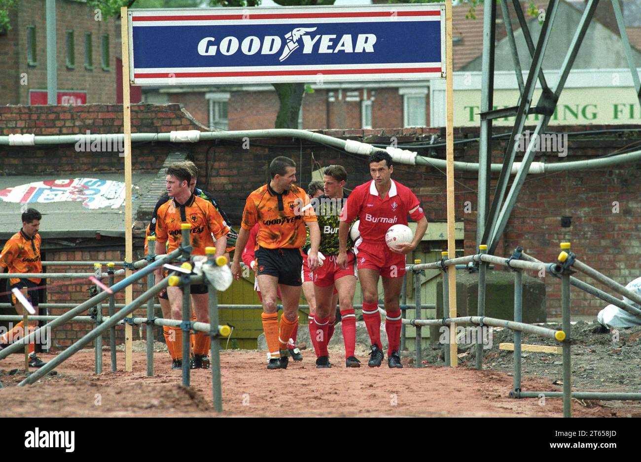 WOLVES V SWINDON AT MOLINEUX 22/8/92 Captain Steve Bull leads out the team Stock Photo