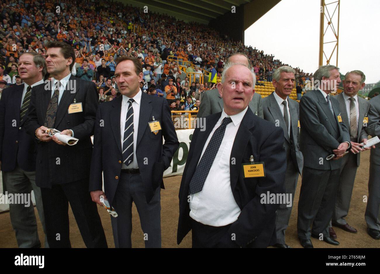 WOLVES V ASTON VILLA AT MOLINEUX 9/8/92 Yesterday's heroes Johnny Hancocks (front) with Ted Farmer, Bobby Thompson and Les Cocker on left, Peter Broadbent on the right. Stock Photo